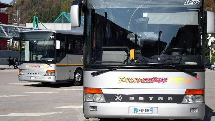 Agordo (BL), 26 Ottobre 2005, Stazione Dolomitibus - Agordo (BL), 26 October 2005, Dolomitibus station - Le tariffe pubblicate da Dolomiti bus sono in vigore dal 1º settembre