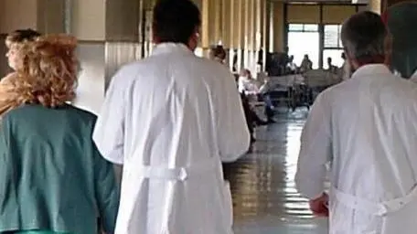 Medici in una corsia di ospedale: continua la fuga dal Bellunese