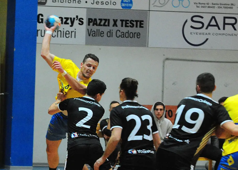 Importante successo della Pallamano Belluno, che batte l'Arcobaleno Oriago fanalino di coda e ridà un po' di ossigeno alla propria classifica in serie A2.
