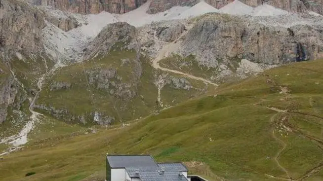 - Passo Pordoi, in un'immagine dall'alto che evidenzia le auto in sosta nel grande parcheggio