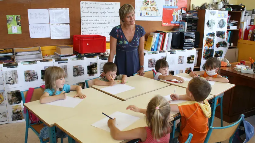 Una maestra durante una lezione in una classe di scuola primaria
