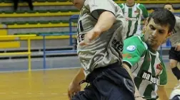 Rafael Papù è stato certamente uno dei protagonisti della gara di ieri contro la Brillante; a destra in alto Alemao e, sotto, l’abbraccio dei giocatori della Kiwi dopo un gol