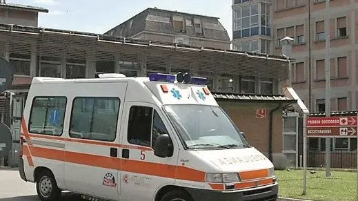Un'ambulanza davanti al Pronto soccorso di Belluno