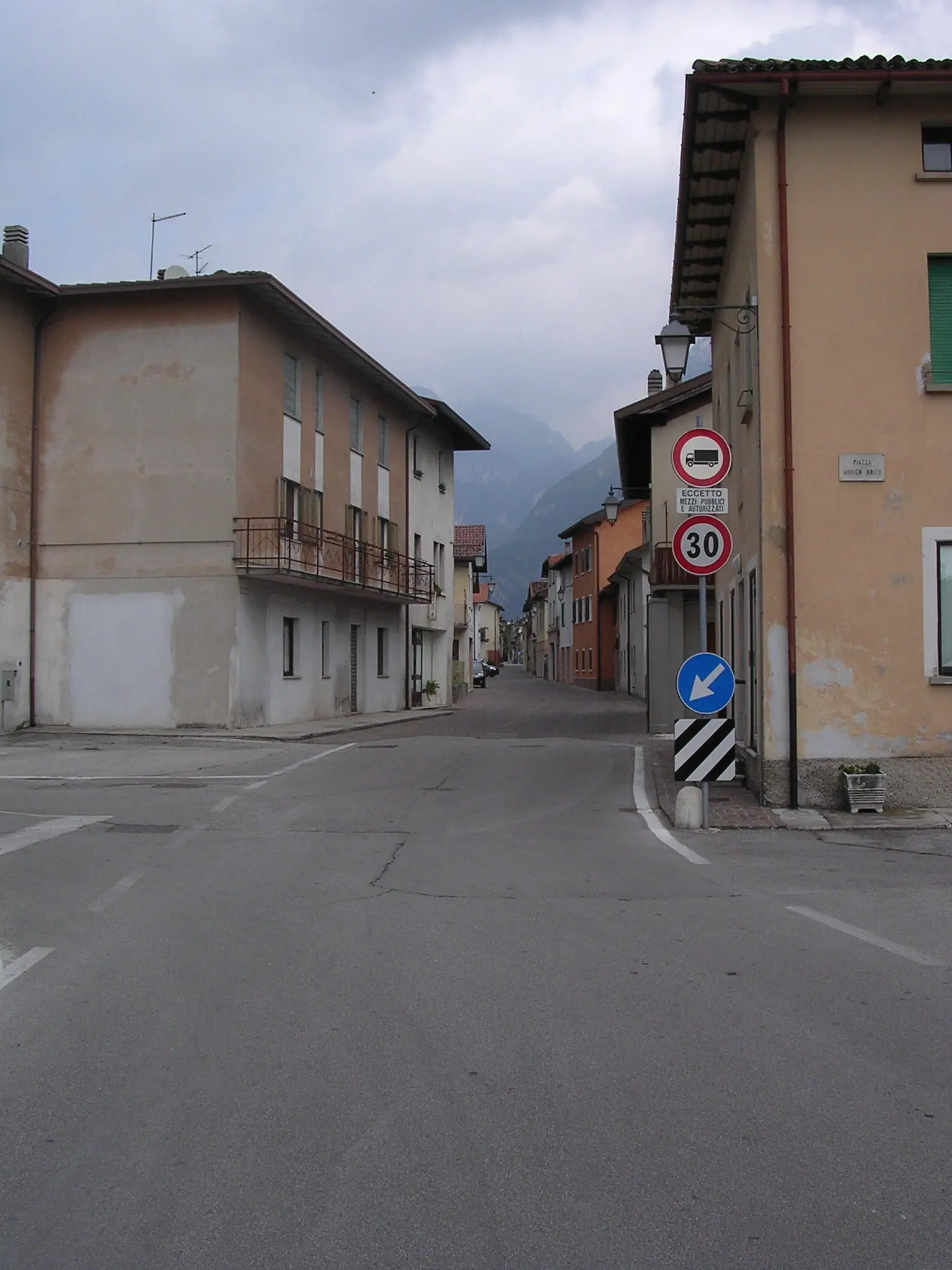 Via Rodolfo Fiori a Polpet: la strada è una Zona a traffico limitato