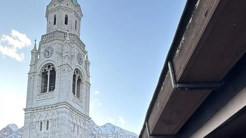 Il presidente di CortinaBanca, Massimo Antonelli, con il direttore Roberto Lacedelli sul balcone della sede
