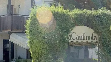 L’entrata del ristorante e night club La Cantinota