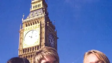 In alto e in basso giovani studenti di tutte le nazioni fotografati sotto il Big Ben a Londra e con lo sfondo della Statua della Libertà a New York: le esperienze di studio o di lavoro all’estero sono sempre più richieste dai ragazzi e dalle famiglie bellunesi