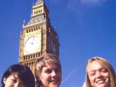 In alto e in basso giovani studenti di tutte le nazioni fotografati sotto il Big Ben a Londra e con lo sfondo della Statua della Libertà a New York: le esperienze di studio o di lavoro all’estero sono sempre più richieste dai ragazzi e dalle famiglie bellunesi