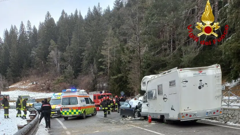 L'immagine dello schianto sull'Alemagna tra la Mini e un camper