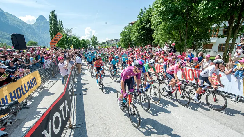La partenza da Longarone di una tappa del Giro 2023