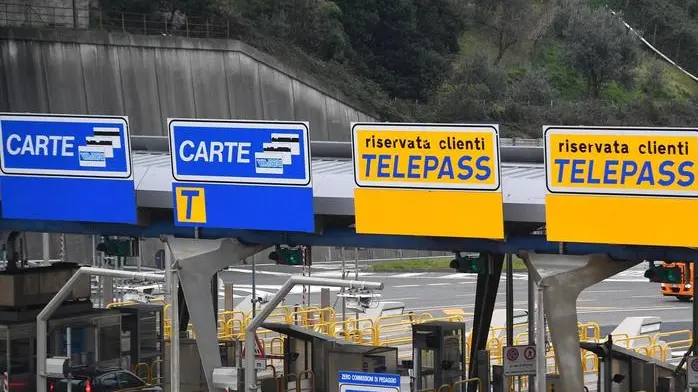 Corsie preferenziali Telepass al casello di Genova Aeroporto, in una foto d'archivio. ANSA/LUCA ZENNARO