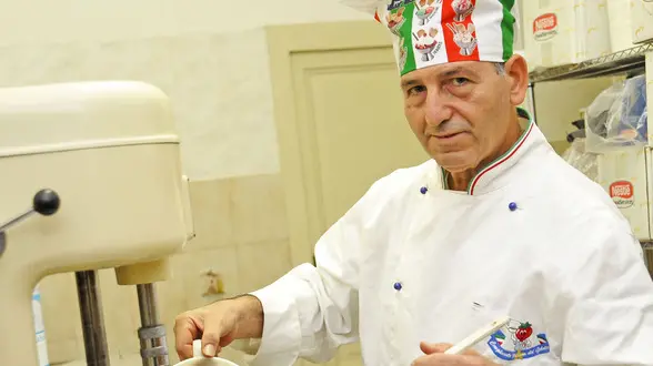 Il migliore gelatiere italiano Candeloro Calarco nella gelateria "L'Artigiano" di Barcellona Pozzo di Gotto mentre prepara le sue specialità oggi 3 novembre 2010