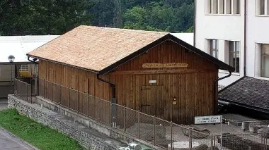Alcuni zattieri remano a bordo della loro zattera