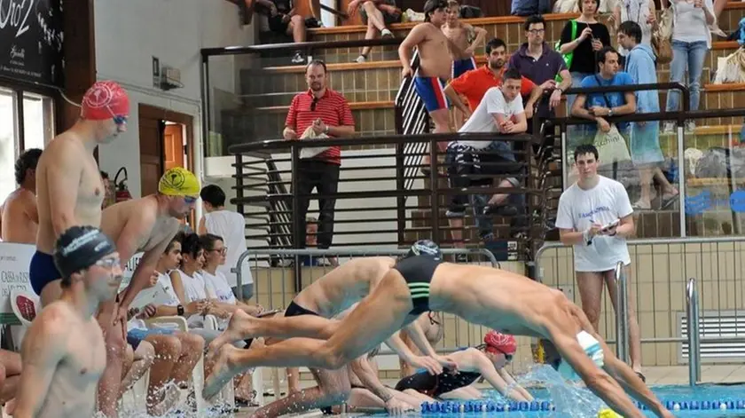 competizione di nuoto a squadre per beneficenza