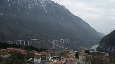 Una veduta della Val Lapisina, a destra il martello