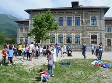 vigili del fuoco alle scuole di bolzano bellunese dopo la scossa di terremoto