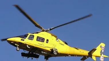 In alto l’elicottero del Suem di Pieve di Cadore dal 20 giugno orario di volo maggiorato