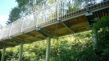 A sinistra un tratto della passerella in accio e legno lungo il sentiero disabili della valle di Canzoi. A destra un gruppo di bambini