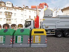 Alcuni cassonetti per la raccolta differenziata in piazza Martiri a Belluno in occasione di una manifestazione