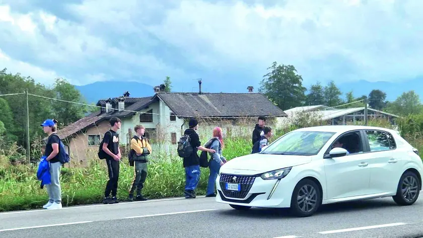 I ragazzi che, dopo il guasto all’autobus, hanno deciso di raggiungere Belluno a piedi o in autostop