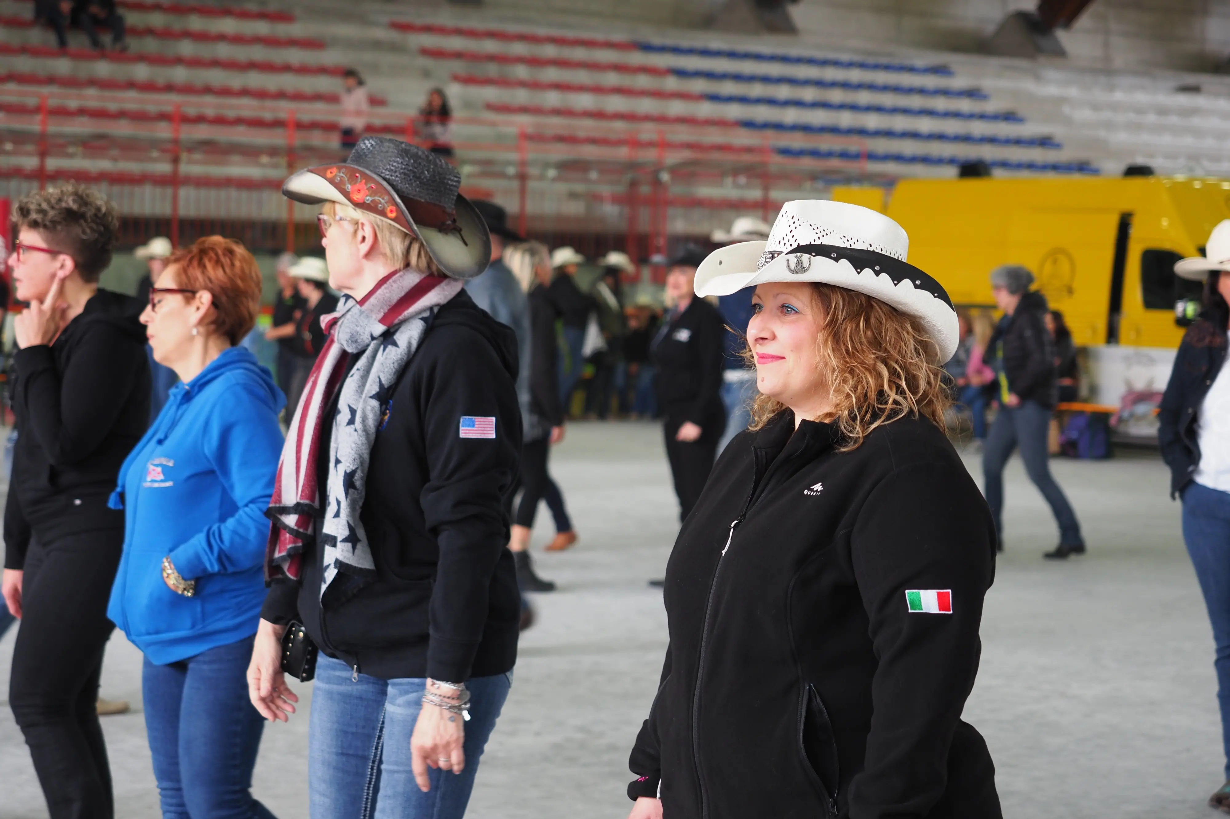 Appassionati di ballo country da tutto il nord Italia si sono radunati al palaghiaccio di Feltre per celebrare il Country day organizzato dall'associazione Redneck. Tra balli di gruppo e musica, il mercatino con i prodotti tipici del Feltrino e del Bellunese, l'esibizione degli sbandieratori che hanno portato un po' della magia del Palio di Feltre in pista, la giornata ha riscosso una notevole partecipazione. Tanto che, annunciano gli organizzatori, diventerà un appuntamento fisso. Ecco una carrellata di volti e di momenti del Country day Feltre (foto: Stefano De Barba)