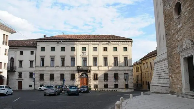 Palazzo Piloni, sede della Provincia di Belluno, senza le bandiere esposte - In alto la sede dell'ente a Palazzo Piloni A sinistra il consiglio provinciale che entro fine mese vota il bilancio