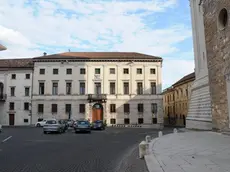 Palazzo Piloni, sede della Provincia di Belluno, senza le bandiere esposte - In alto la sede dell'ente a Palazzo Piloni A sinistra il consiglio provinciale che entro fine mese vota il bilancio