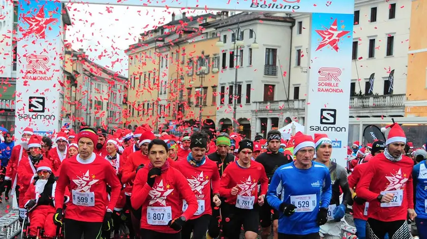 La partenza della Santa Klaus Running 2022. La corsa quest’anno è sostituita dalla Winter run