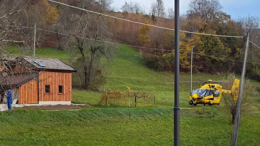 Ambulanza ed elicottero ieri pomeriggio in via Torta a Lamon