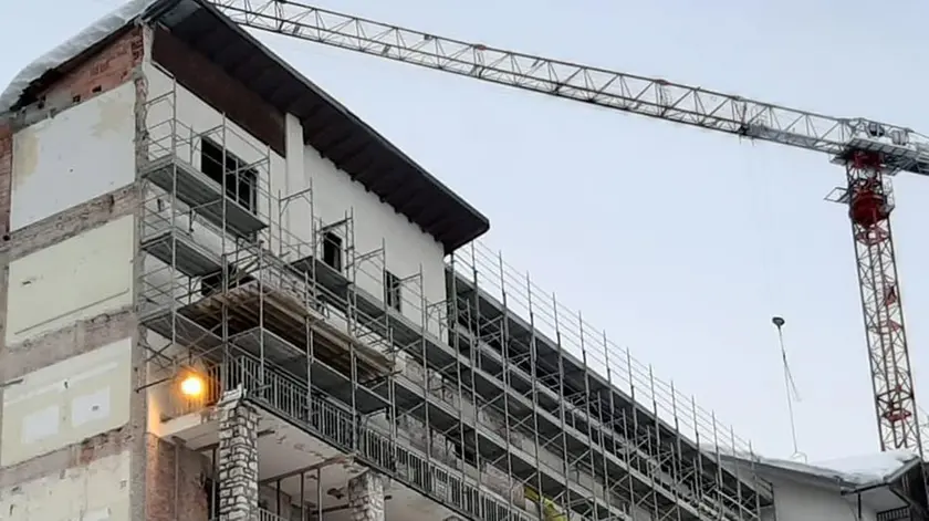 Una fase dei lavori dell'ospedale di Cortina