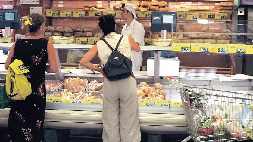 20080616 - ROMA - ECO : E-15: INFLAZIONE;PESA PETROLIO; PANE, UOVA, LATTE ALLE STELLE Due donne fanno la spesa in un supermercato di Roma in un'immagine d'archivio del 10 agosto 2004. Caro-petrolio e prezzi dei generi alimentari alle stelle: queste - secondo i dati di Eurostat - le principali cause di un'inflazione ai massimi storici in Eurolandia, balzata al 3,7% nel mese di maggio. I prezzi dei prodotti alimentari, su base annua, sono cresciuti secondo l'istituto di statistica europeo del 6,4%, con gli aumenti piu' forti che hanno riguardato pane, cereali, latte, formaggio e uova. ANSA / ARCHIVIO / VIRGINIA FARNETI / PAL