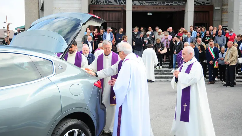 Il funerale di don Vittorio Bertozzo