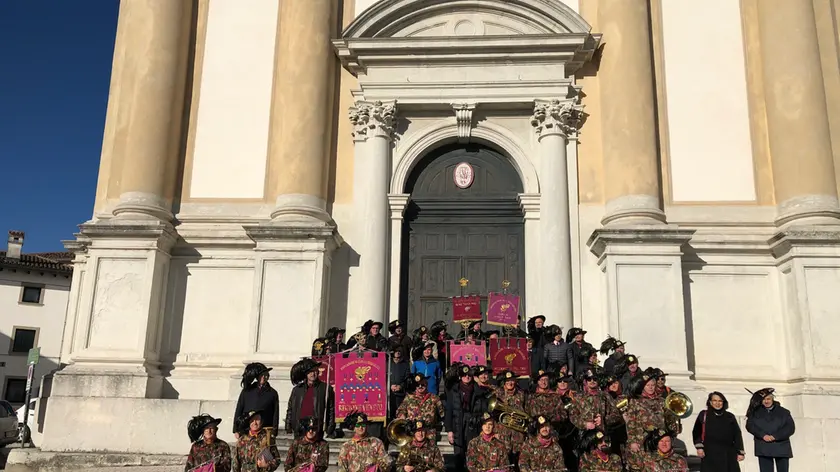 La fanfara Anb Alpago Ponte nelle Alpi e i bersaglieri schierati davanti alla chiesa di Mel