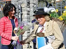 La moglie del presidente del Consiglio Matteo Renzi, Agnese, esce di casa e saluta 'il barone delle nevi', Giuseppe Rudatis, un personaggio folcloristico di Belluno che, vestito alla tirolese, voleva consegnare dei fiori a Renzi per la moglie e le donne del Governo, Pontassieve 02 marzo 2014. Quando Agnese è uscita di casa, il 'barone' è riuscito a darle un'orchidea e un libro. ANSA/MAURIZIO DEGL INNOCENTI