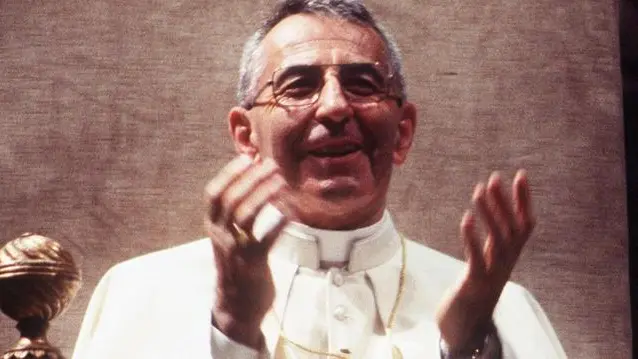 20080822 - ROMA - REL - 30 ANNI PAPA LUCIANI: IL PONTEFICE DEL SORRISO. Papa Giovanni Paolo I, Albino Luciani, in una immagine di archivio. Trent'anni fa il Papa del sorriso. Era il 26 agosto 1978, quando i 111 cardinali riuniti in conclave scelsero Albino Luciani, all'epoca patriarca di Venezia, quale successore di Papa Paolo VI, morto il 6 agosto dopo 15 anni di pontificato. Ma quella di Luciani fu una meteora. Il nuovo Papa, che aveva preso il nome Giovanni Paolo I, mori' improvvisamente dopo 33 giorni, colto da infarto la notte fra il 28 e il 29 settembre. Avrebbe compiuto 66 anni il 17 ottobre. Nel suo brevissimo papato, Luciani pronuncio' 9 discorsi, tenne 4 udienze e due omelie. Ma la sua semplicita' e il suo sorriso sono rimasti impressi nella memoria di tutti. ANSA/ARCHIVIO/DRN