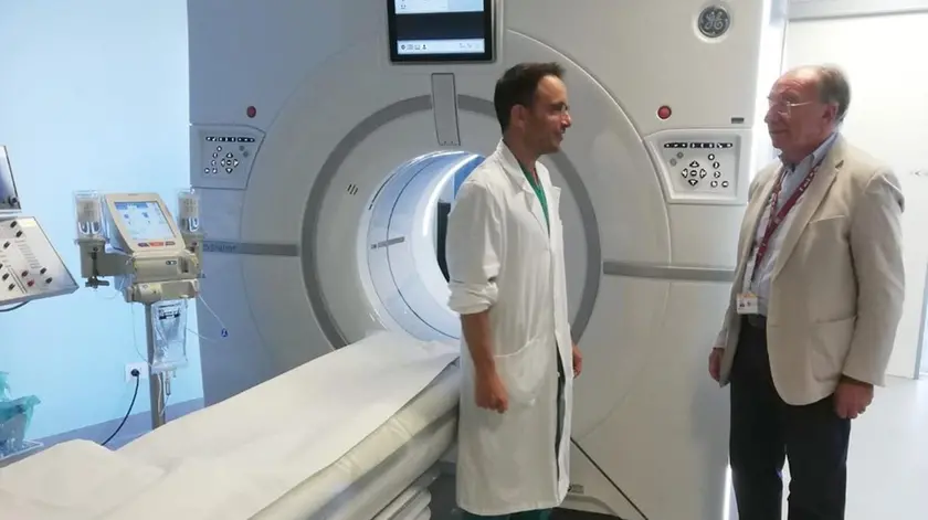 l primario Balestriero e il commissario Dal Ben davanti alla Tac del San Martino a 256 strati