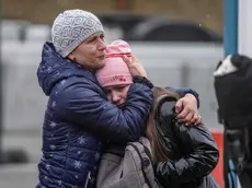 An Ukrainian woman huggs her daughter after acrossing the Ukrainian-Polish border in Korczowa on March 02, 2022. - The number of refugees fleeing the conflict in Ukraine has surged to nearly 875,000, UN figures showed on on March 2, as fighting intensified on day seven of Russia's invasion. (Photo by Wojtek RADWANSKI / AFP)