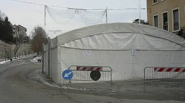Il capannone montato in via Roma, a sinistra l’avviso affisso ieri mattina