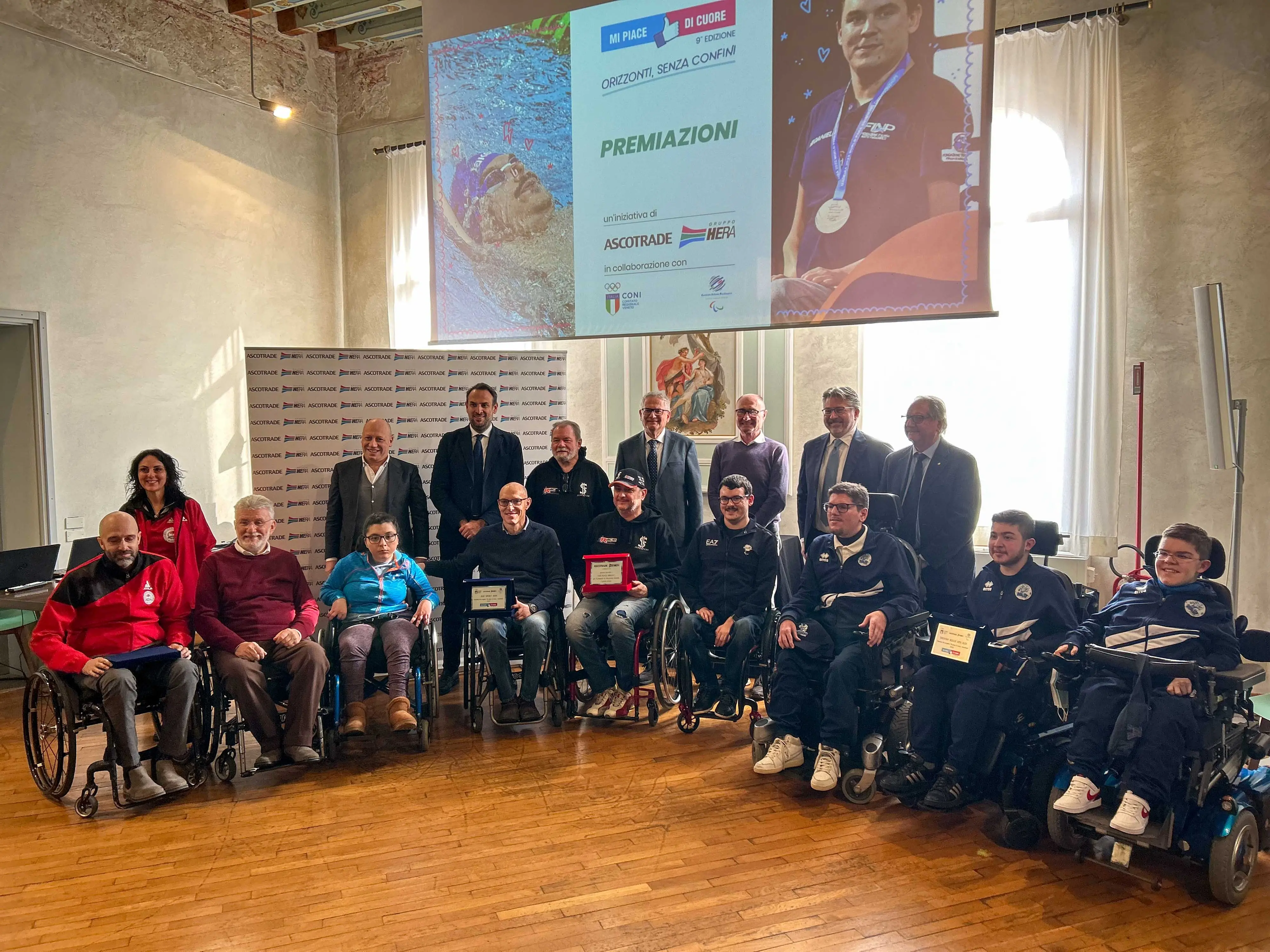 Foto di gruppo a Treviso alla premiazione di "Mi piace di cuore Ascotrade": premiato il progetto di Asd Sport Assi di Sedico