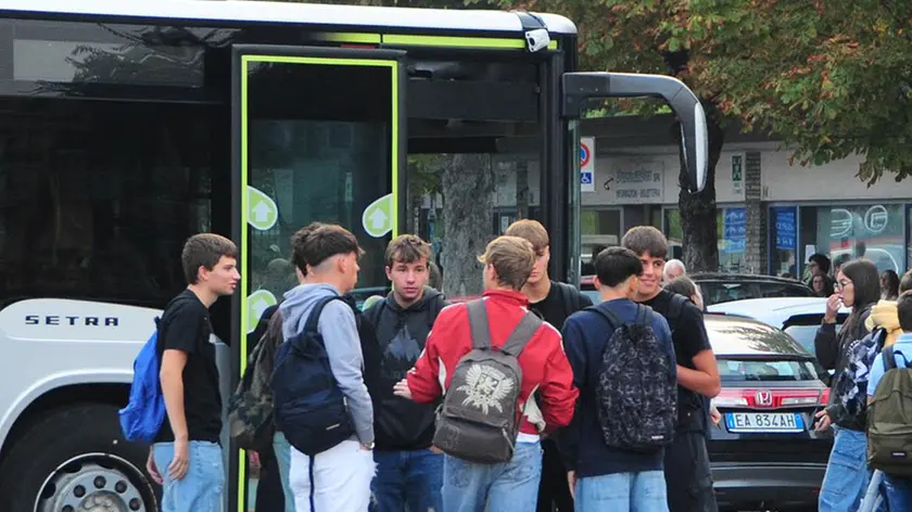 Studenti in attesa di salire su un mezzo di Dolomiti Bus