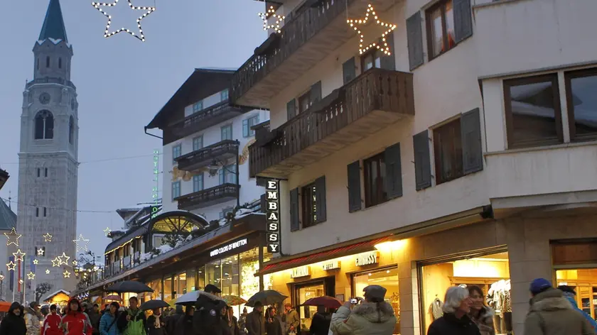 Turisti passeggiano lungo Corso Italia a Cortina d'Ampezzo (Belluno), in una recente immagine.ANSA/ANDREA SOLERO