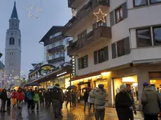Turisti passeggiano lungo Corso Italia a Cortina d'Ampezzo (Belluno), in una recente immagine.ANSA/ANDREA SOLERO