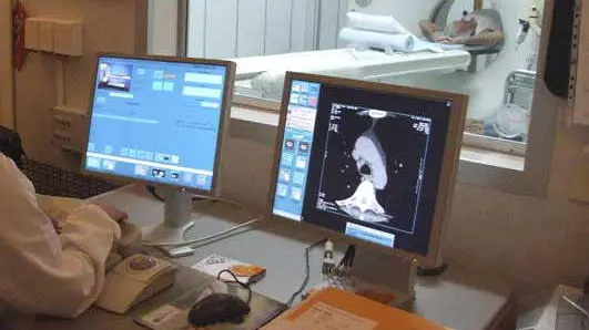 IL NUOVO PADIGLIONE DELL'OSPEDALE DI CISANELLO CHE OSPITA LA NEFROLOGIA, IL REPARTO PER LA DIALISI E GRAN PARTE DELLA RADIODIAGNOSTICA, DOTATO DI MACCHINARI AD ALTISSIMA SPECIALIZZAZIONE (NELLA FOTO Un OPERATOE SEGUE AL COMPUTER L'ESECUZIONE DI UNA TAC)