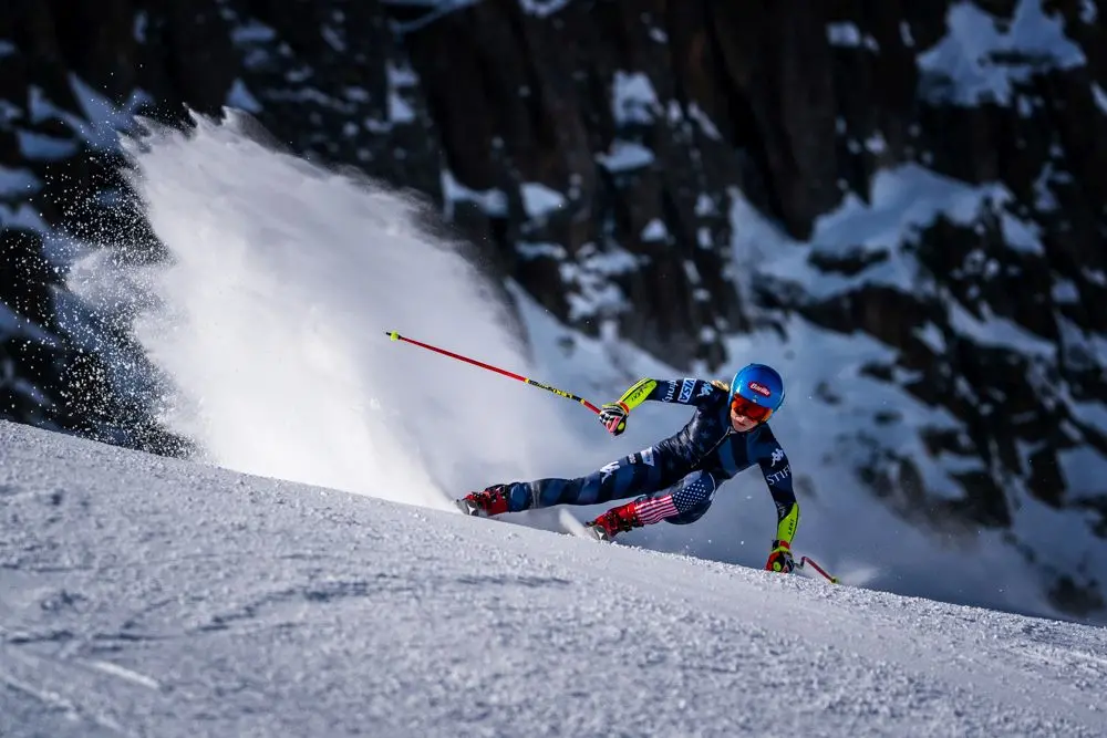 Ben due turni di allenamento in vista dei prossimi Mondiali di Courchevel mercoledì mattina 1 febbraio in Val di Fassa su LaVolata, Ski Area San Pellegrino, ormai riconosciuta come pista top della velocità mondiale. Allenamento prima di discesa alle prime luci dell’alba per le atlete norvegesi (Mowinckel e Kajsa Vickhoff Lie), insieme a loro le nostre Nadia e Nicol Delago e le statunitensi Breezy Johnson e Isabella Wright. A seguire, dopo la ritracciatura a cura dello staff tecnico italiano (presenti Gianluca Rulfi e Giovanni Feltrin), si sono presentate al cancelletto di partenza del tracciato di superG, Sofia Goggia, Mikaela Shiffrin e Alice Robinson. Una folla di fan appassionati ha atteso ad ogni giro queste tre regine dello sci alpino, che saranno sicuramente tra le protagoniste dei prossimi Campionati Mondiali nelle rispettive discipline. Grande entusiasmo come sempre per Sofia Goggia e anche per la regina incontrastata Mikaela Shiffrin. Giovedì continuano gli allenamenti sulle piste azzurre della Val di Fassa, con alcune velociste sempre su LaVolata, mentre altre atlete si alleneranno di gigante e speciale allo Ski Stadium a Pozza di Fassa. Foto di Ralf Brunel.