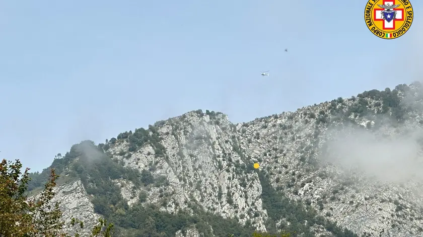 Il recupero della vittima sul monte Sperone (in giallo il punto in cui è caduto)
