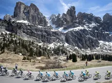 The pack is on the way of the 14th stage of Giro dItalia cycling race from Alpago to Corvara, 21 May 2016. ANSA/CLAUDIO PERI
