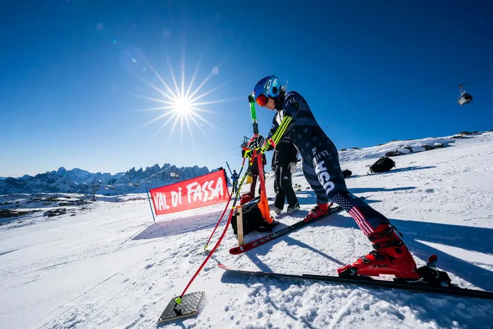 Ben due turni di allenamento in vista dei prossimi Mondiali di Courchevel mercoledì mattina 1 febbraio in Val di Fassa su LaVolata, Ski Area San Pellegrino, ormai riconosciuta come pista top della velocità mondiale. Allenamento prima di discesa alle prime luci dell’alba per le atlete norvegesi (Mowinckel e Kajsa Vickhoff Lie), insieme a loro le nostre Nadia e Nicol Delago e le statunitensi Breezy Johnson e Isabella Wright. A seguire, dopo la ritracciatura a cura dello staff tecnico italiano (presenti Gianluca Rulfi e Giovanni Feltrin), si sono presentate al cancelletto di partenza del tracciato di superG, Sofia Goggia, Mikaela Shiffrin e Alice Robinson. Una folla di fan appassionati ha atteso ad ogni giro queste tre regine dello sci alpino, che saranno sicuramente tra le protagoniste dei prossimi Campionati Mondiali nelle rispettive discipline. Grande entusiasmo come sempre per Sofia Goggia e anche per la regina incontrastata Mikaela Shiffrin. Giovedì continuano gli allenamenti sulle piste azzurre della Val di Fassa, con alcune velociste sempre su LaVolata, mentre altre atlete si alleneranno di gigante e speciale allo Ski Stadium a Pozza di Fassa. Foto di Ralf Brunel.