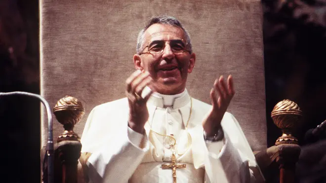 20080822 - ROMA - REL - 30 ANNI PAPA LUCIANI: IL PONTEFICE DEL SORRISO. Papa Giovanni Paolo I, Albino Luciani, in una immagine di archivio. Trent'anni fa il Papa del sorriso. Era il 26 agosto 1978, quando i 111 cardinali riuniti in conclave scelsero Albino Luciani, all'epoca patriarca di Venezia, quale successore di Papa Paolo VI, morto il 6 agosto dopo 15 anni di pontificato. Ma quella di Luciani fu una meteora. Il nuovo Papa, che aveva preso il nome Giovanni Paolo I, mori' improvvisamente dopo 33 giorni, colto da infarto la notte fra il 28 e il 29 settembre. Avrebbe compiuto 66 anni il 17 ottobre. Nel suo brevissimo papato, Luciani pronuncio' 9 discorsi, tenne 4 udienze e due omelie. Ma la sua semplicita' e il suo sorriso sono rimasti impressi nella memoria di tutti. ANSA/ARCHIVIO/DRN
