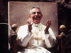 20080822 - ROMA - REL - 30 ANNI PAPA LUCIANI: IL PONTEFICE DEL SORRISO. Papa Giovanni Paolo I, Albino Luciani, in una immagine di archivio. Trent'anni fa il Papa del sorriso. Era il 26 agosto 1978, quando i 111 cardinali riuniti in conclave scelsero Albino Luciani, all'epoca patriarca di Venezia, quale successore di Papa Paolo VI, morto il 6 agosto dopo 15 anni di pontificato. Ma quella di Luciani fu una meteora. Il nuovo Papa, che aveva preso il nome Giovanni Paolo I, mori' improvvisamente dopo 33 giorni, colto da infarto la notte fra il 28 e il 29 settembre. Avrebbe compiuto 66 anni il 17 ottobre. Nel suo brevissimo papato, Luciani pronuncio' 9 discorsi, tenne 4 udienze e due omelie. Ma la sua semplicita' e il suo sorriso sono rimasti impressi nella memoria di tutti. ANSA/ARCHIVIO/DRN