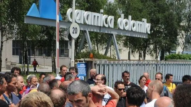 Trichiana; 2 luglio 2009. sciopero alla ceramica dolomite per la chiusura dell'aziendaProtesta alla Ceramica